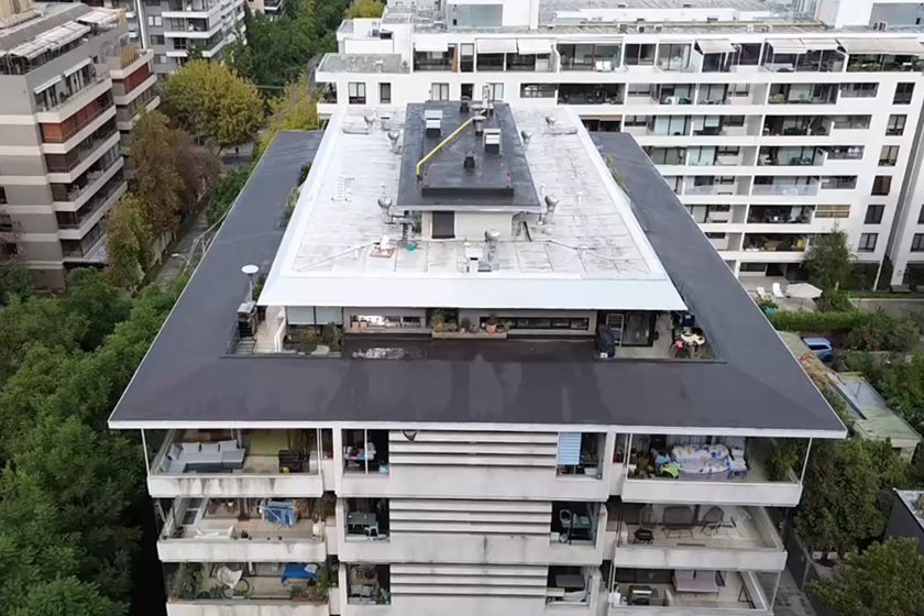 Edificio con techo plano y sistema de impermeabilización en azotea residencial