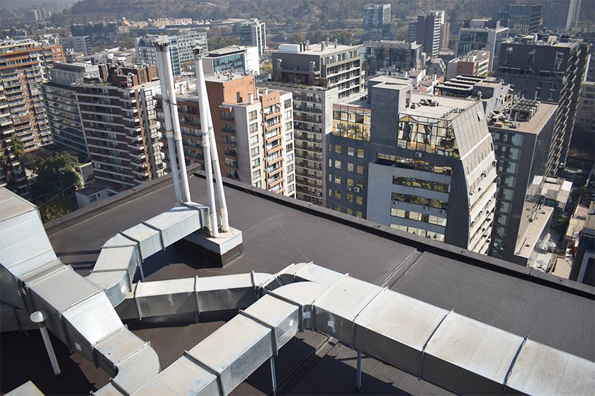 Edificio con techo plano y sistema de impermeabilización en azotea residencial