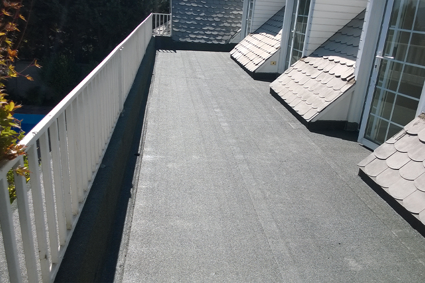 Impermeabilización de terraza residencial con salida desde dormitorios.