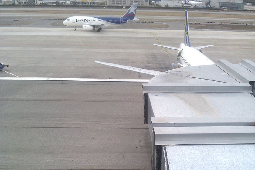 Proyecto de impermeabilización en techumbre del Aeropuerto Internacional de Santiago.