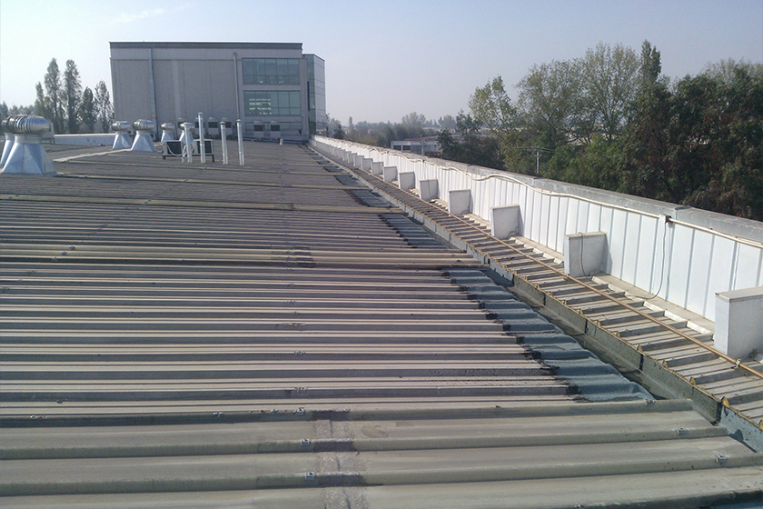 Proyecto de impermeabilización en techumbre del Aeropuerto Internacional de Santiago.