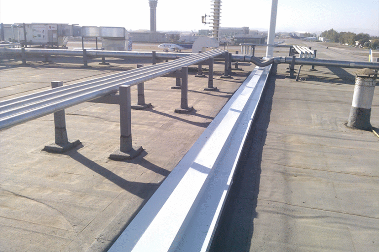 Proyecto de impermeabilización en techumbre del Aeropuerto Internacional de Santiago.