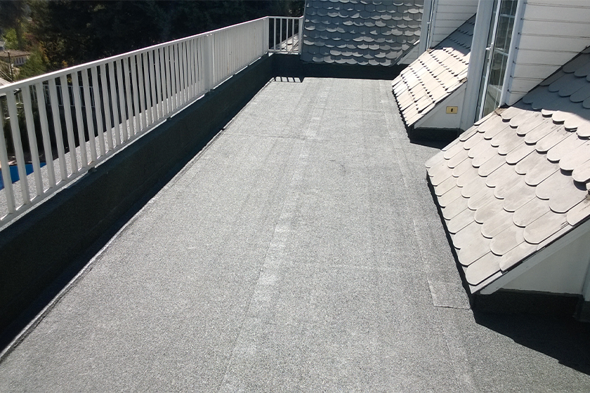 Impermeabilización de terraza residencial con salida desde dormitorios.