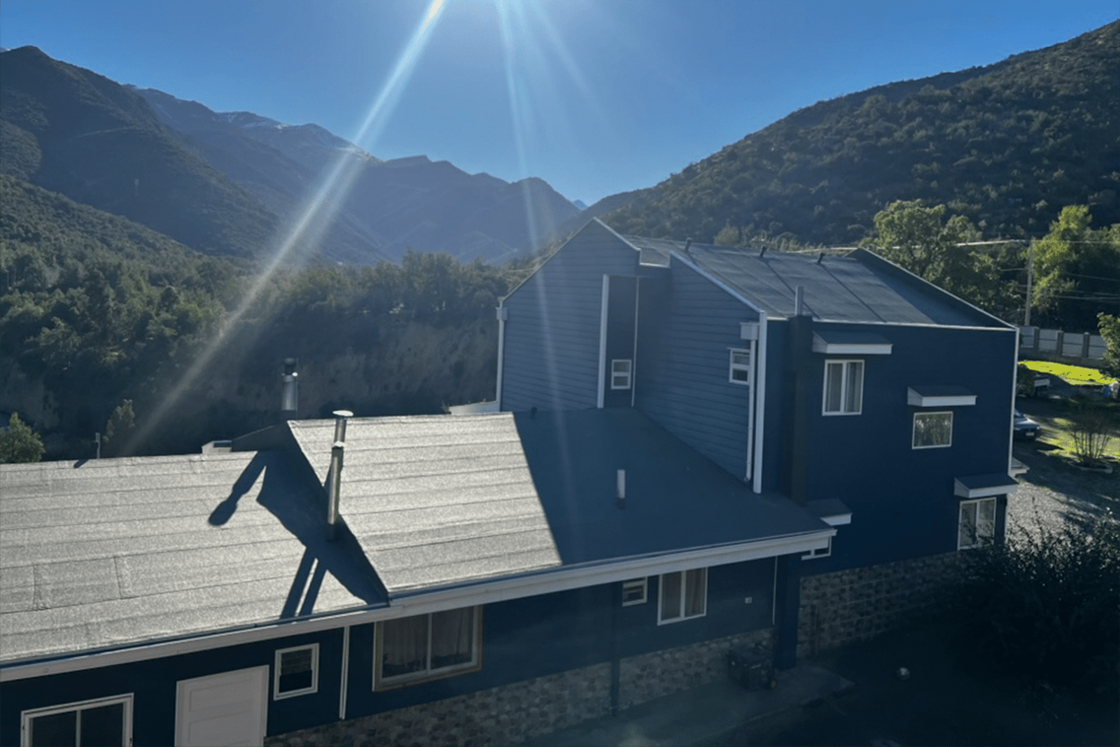 Casa con techumbre impermeabilizada con membrana asfáltica en zona residencial de montaña.