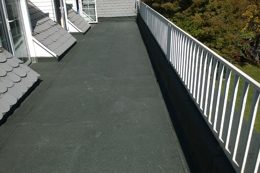 Impermeabilización de terraza residencial con salida desde dormitorios.