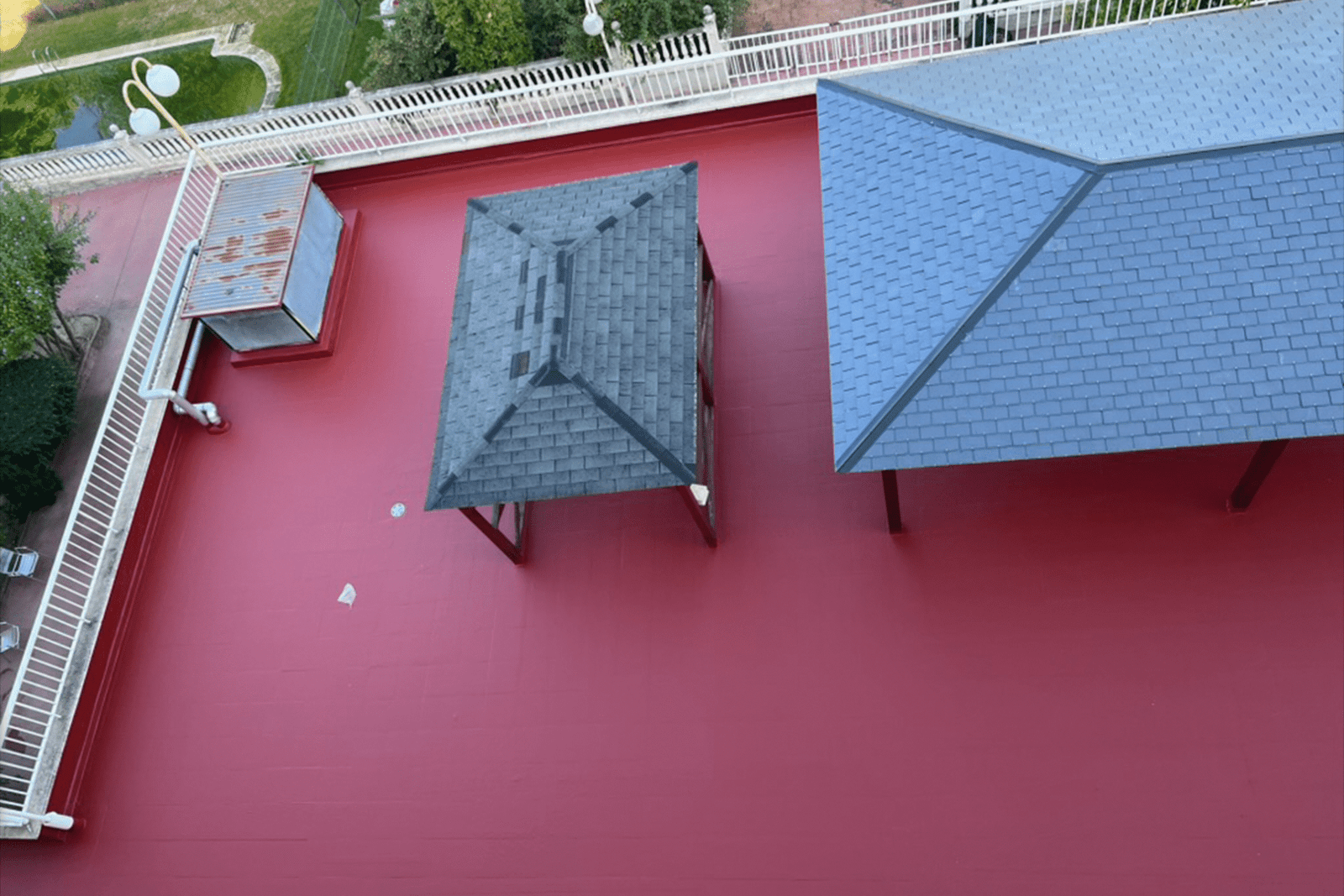 Terraza impermeabilizada con recubrimiento protector en color rojo para evitar humedad y filtraciones