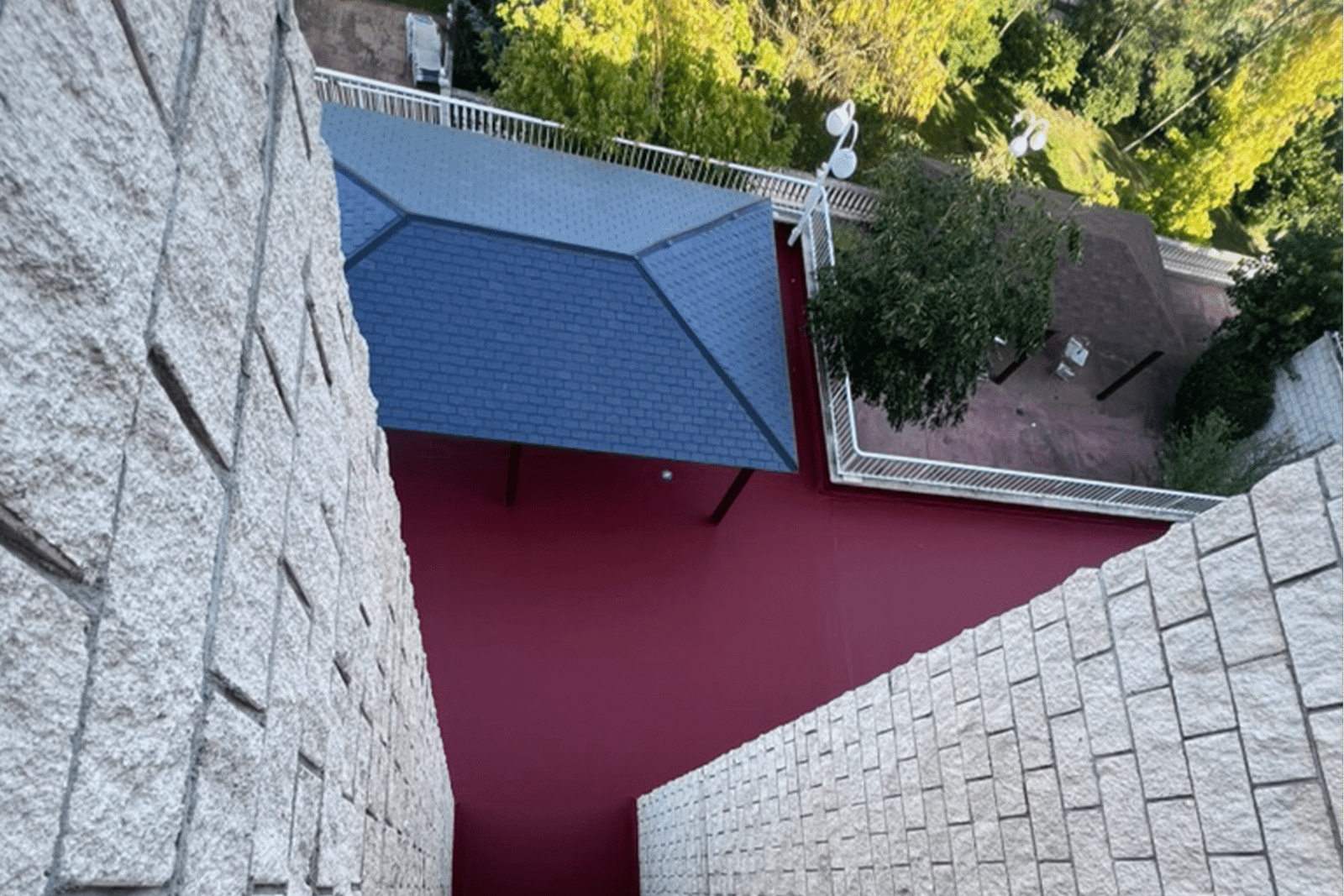 Terraza impermeabilizada con recubrimiento protector en color rojo para evitar humedad y filtraciones