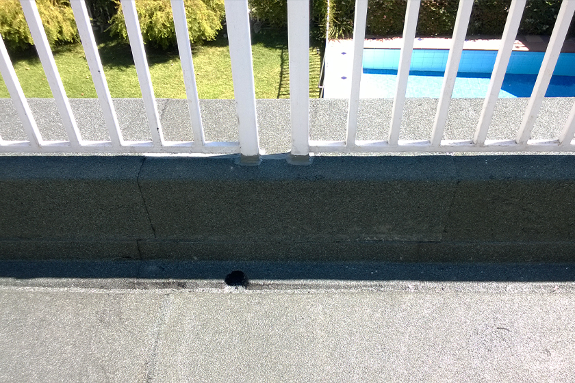 Proyecto de impermeabilización en terraza residencial con sistema de drenaje.