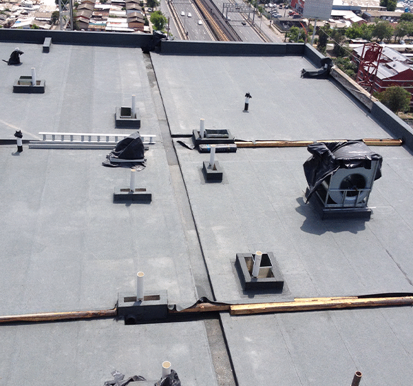 Impermeabilización de azotea urbana con equipos técnicos